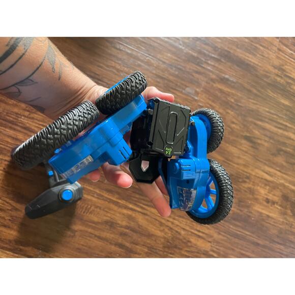 RC blue car that spins - Picture 2 of 3